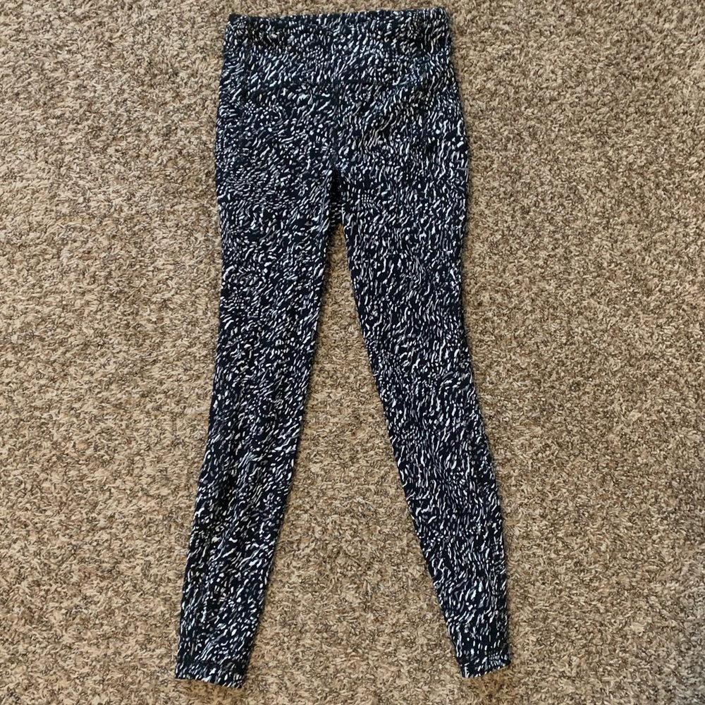 Like new lululemon leggings! 🤍🖤